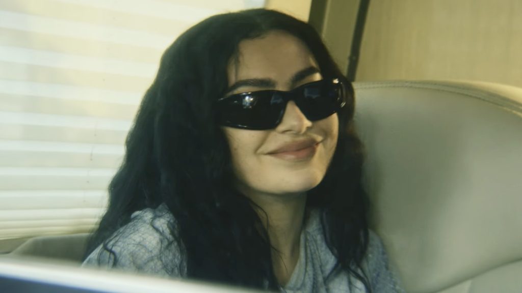 Charli XCX در تیزر متا برای فیلم The Moment از A24، یادآور دوران Brat است.