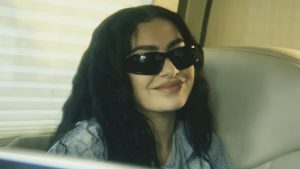 Charli XCX در تیزر متا برای فیلم The Moment از A24، یادآور دوران Brat است.